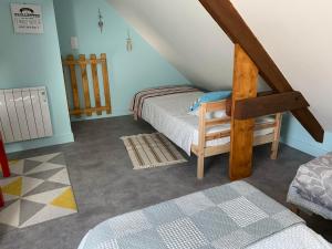 Tempat tidur dalam kamar di chez marîo