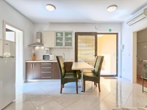kuchnia ze stołem i krzesłami w pokoju w obiekcie Apartment Villa Alpa-1 by Interhome w mieście Umag