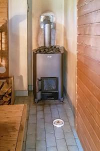 einen Backofen in einem Zimmer mit Fliesenboden in der Unterkunft Holiday Home Männikkö by Interhome in Kammola + 15 Fotos