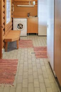 eine Küche mit Spüle und Waschmaschine in der Unterkunft Holiday Home Männikkö by Interhome in Kammola
