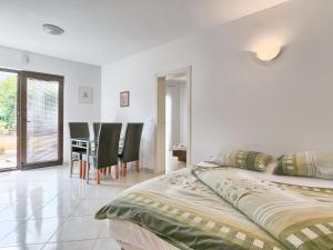 Posteľ alebo postele v izbe v ubytovaní Apartment Villa Alpa-4 by Interhome