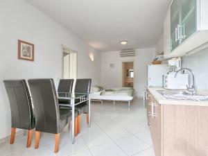 Kuchyňa alebo kuchynka v ubytovaní Apartment Villa Alpa-4 by Interhome