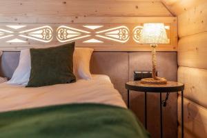 Posteľ alebo postele v izbe v ubytovaní "Osada Guty" - każdy domek posiada prywatne jacuzzi na wyłączność, w cenie pobytu - idealne miejsce na wypoczynek!