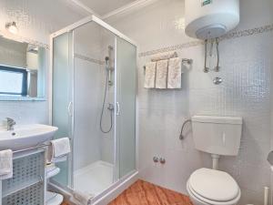 Koupelna v ubytování Apartment Villa Alpa-6 by Interhome