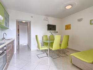 TV a/nebo společenská místnost v ubytování Apartment Villa Alpa-6 by Interhome