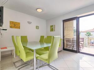 Khu vực ghế ngồi tại Apartment Villa Alpa-6 by Interhome