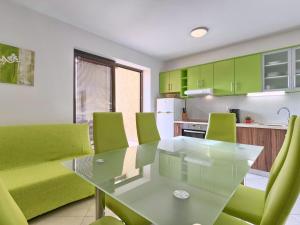 Kuchyň nebo kuchyňský kout v ubytování Apartment Villa Alpa-6 by Interhome