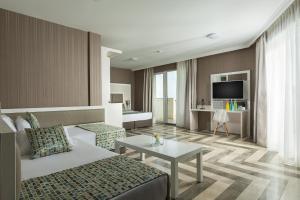 Marina White Sands Beach Hotel-All Inclusive tesisinde bir televizyon ve/veya eğlence merkezi