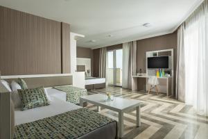 una habitación de hotel con una cama y una mesa en Marina White Sands Beach Hotel-All Inclusive, en Obzor