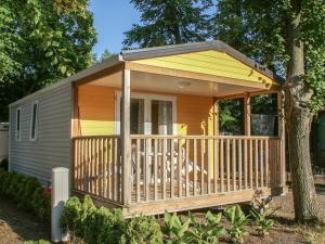 żółty i szary domek z werandą w obiekcie Holiday Home Sunset Terrace by Interhome w Pradze +29 zdjęć