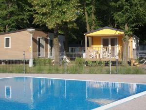 בריכת השחייה שנמצאת ב-Holiday Home Sunset Terrace by Interhome או באזור