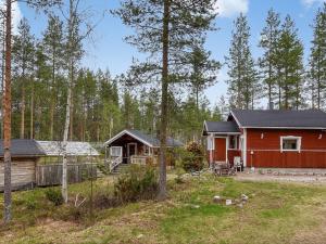 una casa y una cabaña en el bosque en Holiday Home Eemeli by Interhome, en Puomila