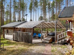 Cabaña de madera con terraza y parrilla en Holiday Home Eemeli by Interhome, en Puomila