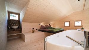 Ett badrum på Hotel Jagdschloss Resort