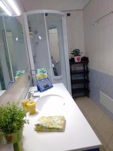 bagno con lavandino bianco e specchio di Stella di mare a Cagliari