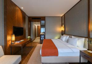 سرير أو أسرّة في غرفة في Elite World Grand Sapanca Hotel