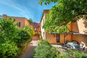 um beco entre dois edifícios com mesas e cadeiras em Loft in the middle of Berlin em Berlim