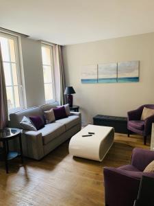 ein Wohnzimmer mit einem Sofa und einem Couchtisch in der Unterkunft Appartement Versailles quartier Notre Dame au pied du Chateau avec Parking in Versailles
