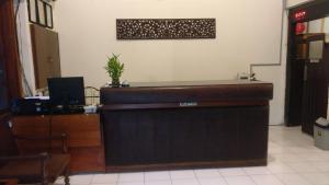 un podium dans une pièce avec une plante en pot dans l'établissement Hotel Perdana, à Klaten