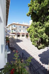 een uitzicht op een binnenplaats met een gebouw bij MONKÓ - LEMON & TROPYCAL APARTMENT o in Torremolinos