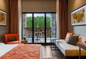 ein Hotelzimmer mit einem Bett und einem Balkon in der Unterkunft Elite World Grand Sapanca in Sapanca