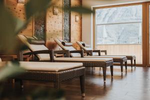una fila de sillas en una sala de espera con ventana en Hotel Silberfux, en Sankt Veit im Pongau