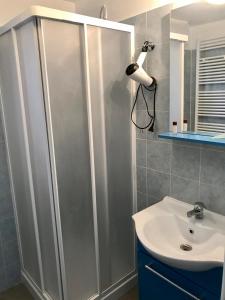 bagno con doccia e lavandino di Aquarius Rome Apartments a Mostacciano