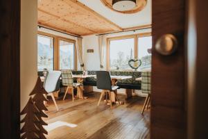 een eetkamer met een tafel en stoelen bij Hotel Silberfux in Sankt Veit im Pongau