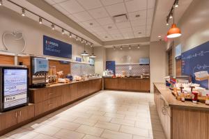 een appelwinkel met een voedselbalie in een winkel bij Holiday Inn Express & Suites - Charlotte - South End by IHG in Charlotte +113 foto's