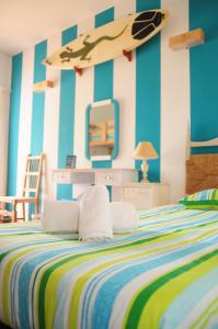 Кровать или кровати в номере Jho'La Surf Camp