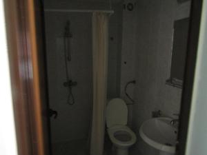 Vannas istaba naktsmītnē Hostel Papagal