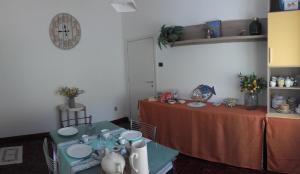Habitación con mesa y mantel rojo. en Lido Centro B&B en Lido di Ostia