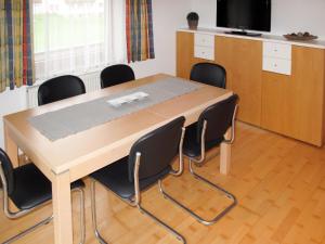 uma sala de conferências com uma mesa de madeira e cadeiras em Apartment Eberharter - MHO153 by Interhome em Mayrhofen