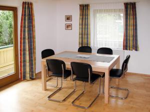 comedor con mesa y sillas en Apartment Eberharter - MHO153 by Interhome en Mayrhofen