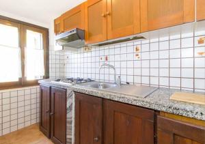 eine Küche mit einer Spüle und einer Arbeitsplatte in der Unterkunft Villetta Delfino in Rena Majore