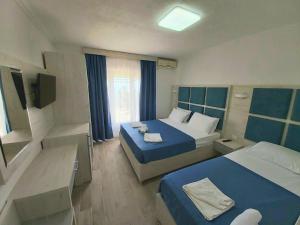 ein Hotelzimmer mit 2 Betten und einem Fenster in der Unterkunft Sun Apartments in Ulcinj