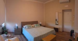 1 dormitorio con 1 cama, 1 mesa y 1 silla en Lido Centro B&B en Lido di Ostia