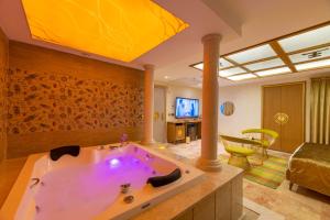- un salon avec une grande baignoire dans l'établissement Celal Aga Konagi Metro Suites & Spa Hotel, à Istanbul