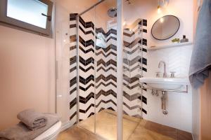 un bagno con doccia e lavandino di Studio Apartment Vicencina a Vis Altre 8 foto