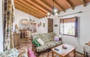 een woonkamer met een bank en een tafel bij Casa Lola in Sayalonga