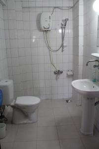 Ένα μπάνιο στο White City Pension