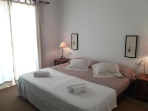 1 dormitorio con 1 cama grande y 2 toallas. en OJOS DE MAR views of Es Vedrá en Cala Vadella