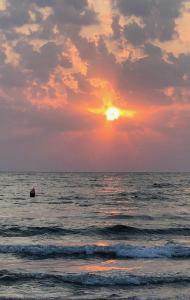 ママイアにあるTheo Summerland Seaviewの海上の夕日