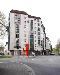 Une intersection avec un grand bâtiment dans une rue de la ville dans l'établissement Business Suiten, à Bochum