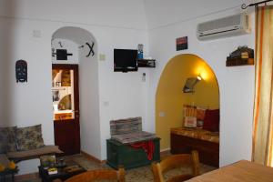 sala de estar con 2 arcos en la pared en Dammusi di Venere - U Locu en Pantelleria