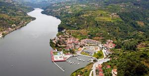 uma vista aérea de uma pequena cidade no rio em Hotel Comércio em Resende