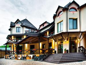 uma casa grande com escadas em frente em Hotel Complex Dacha em Vinnytsya