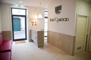 Uma área de estar em Hotel Comércio
