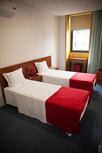 Uma cama ou camas num quarto em Hotel Comércio