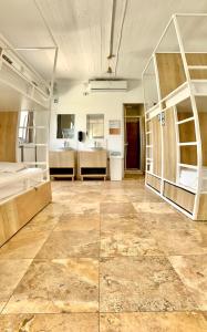 Cette grande chambre comprend des lits superposés et une salle de bains. dans l'établissement Inhawi Boutique Hostel, à San Ġiljan